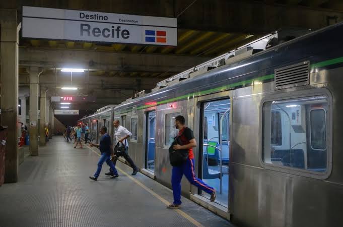 Estações do Metrô amanhecem fechadas após pane elétrica